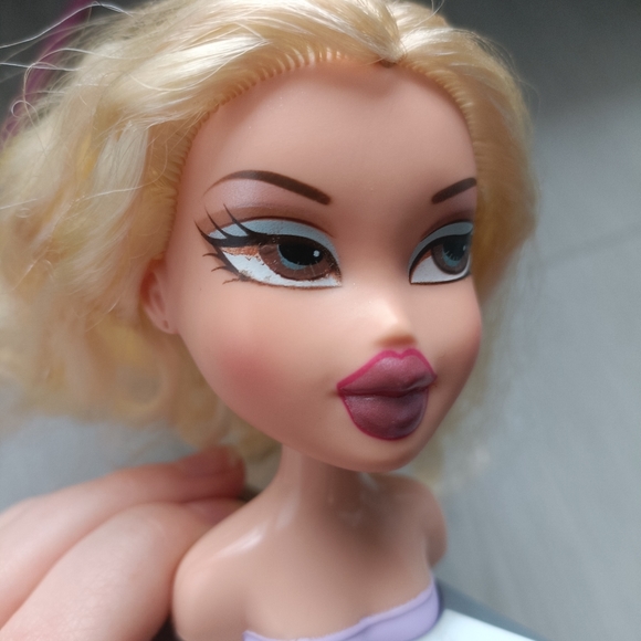 Bratz Head Gamez Cloe Doll 2001 - Picture 3 of 7
